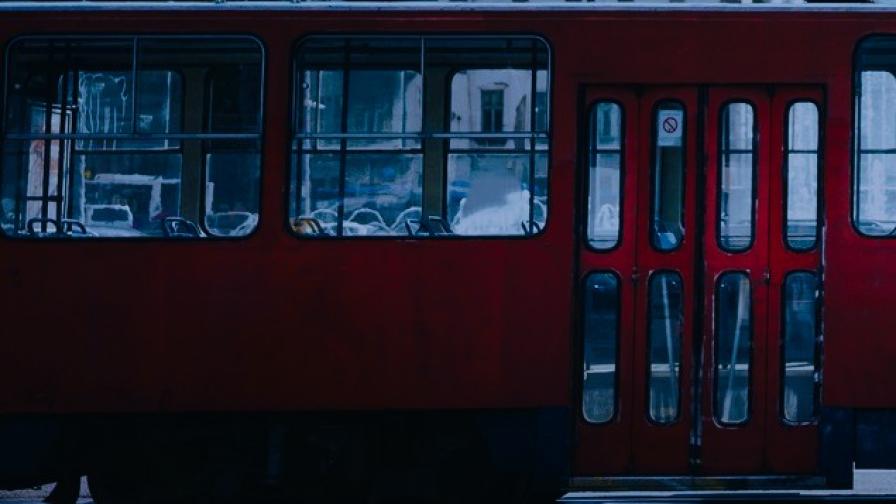 Трамвай и лек автомобил се удариха в София