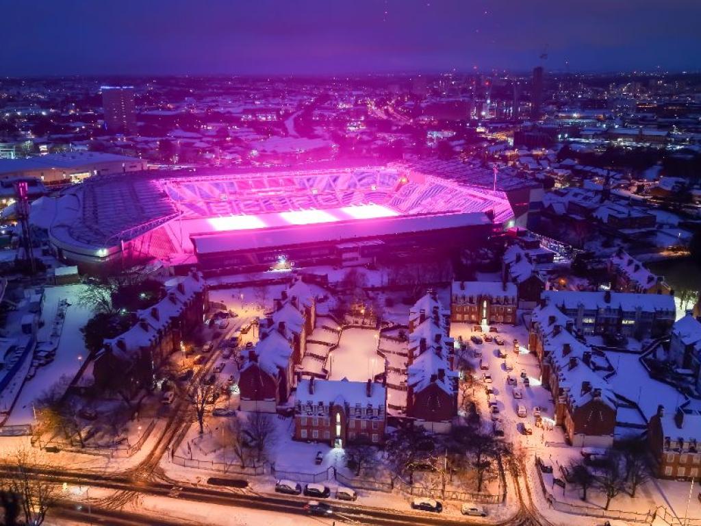 Небето над Бирмингам мистериозно се оцвети в ярко розово