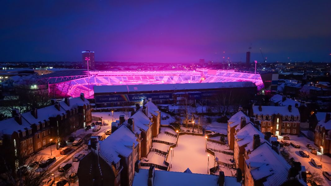 <p>Небето над Бирмингам мистериозно се оцвети в ярко розово.</p>