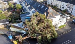 Хаос след "Горети": Хиляди без ток, риск от спиране на влакове