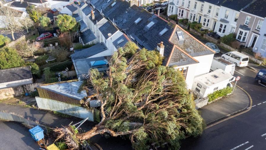 Хаос след "Горети": Хиляди без ток, риск от спиране на влакове
