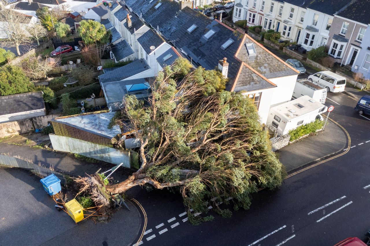 Хаос след "Горети": Хиляди без ток, риск от спиране на влакове