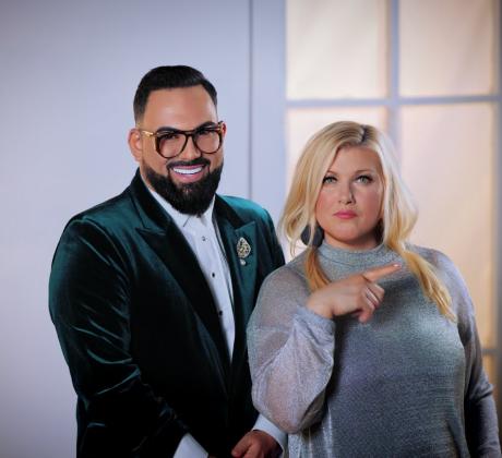 Тя влиза в стаята и още преди да е казала