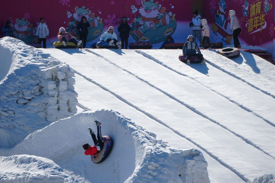 <p>Снежни приключения в Лонгтан парк в Пекин.</p>