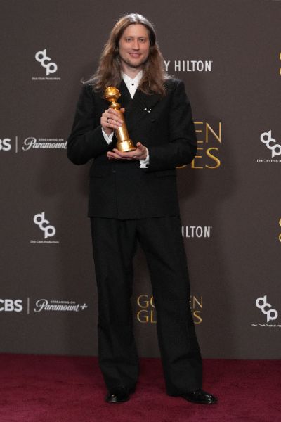 <p>Много звезди от света на киното и телевизията преминаха по червения килим на тазгодишните Златни глобуси &ndash; една от водещите церемонии по връчване на награди в Холивуд, която се проведе в Лос Анджелис. Черната комедия &bdquo;Битка след битка&ldquo; и историята за Уилям Шекспир &bdquo;Хамнет&rdquo; спечелиха най-големите награди.</p>