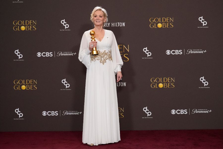 <p>Много звезди от света на киното и телевизията преминаха по червения килим на тазгодишните Златни глобуси &ndash; една от водещите церемонии по връчване на награди в Холивуд, която се проведе в Лос Анджелис. Черната комедия &bdquo;Битка след битка&ldquo; и историята за Уилям Шекспир &bdquo;Хамнет&rdquo; спечелиха най-големите награди.</p>