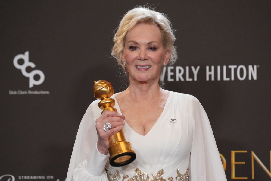 <p>Много звезди от света на киното и телевизията преминаха по червения килим на тазгодишните Златни глобуси &ndash; една от водещите церемонии по връчване на награди в Холивуд, която се проведе в Лос Анджелис. Черната комедия &bdquo;Битка след битка&ldquo; и историята за Уилям Шекспир &bdquo;Хамнет&rdquo; спечелиха най-големите награди.</p>