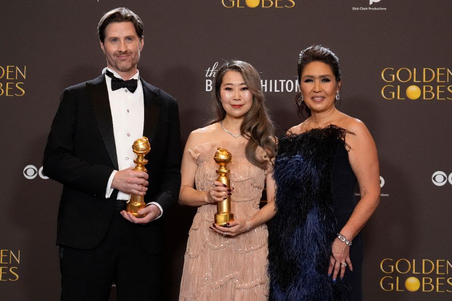 <p>Много звезди от света на киното и телевизията преминаха по червения килим на тазгодишните Златни глобуси &ndash; една от водещите церемонии по връчване на награди в Холивуд, която се проведе в Лос Анджелис. Черната комедия &bdquo;Битка след битка&ldquo; и историята за Уилям Шекспир &bdquo;Хамнет&rdquo; спечелиха най-големите награди.</p>