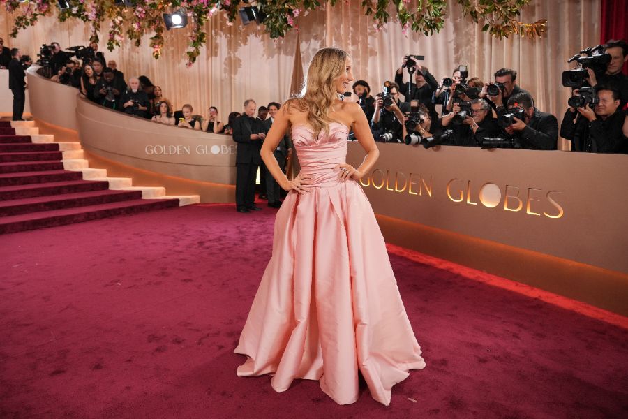 <p>Много звезди от света на киното и телевизията преминаха по червения килим на тазгодишните Златни глобуси &ndash; една от водещите церемонии по връчване на награди в Холивуд, която се проведе в Лос Анджелис. Черната комедия &bdquo;Битка след битка&ldquo; и историята за Уилям Шекспир &bdquo;Хамнет&rdquo; спечелиха най-големите награди.</p>