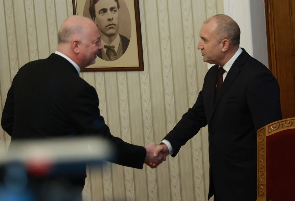 <p>Румен Радев връчи мандат за съставяне на правителство на ГЕРБ-СДС.</p>