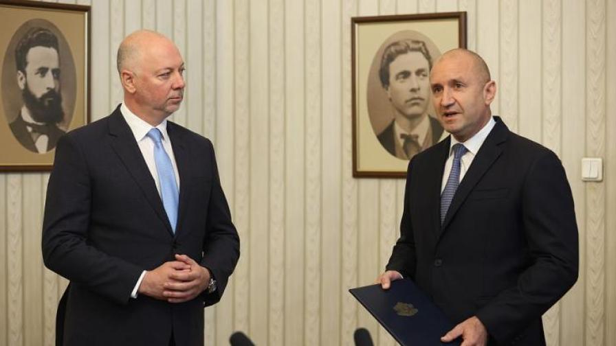 Мандат без шанс: Радев връчи първата папка - ГЕРБ-СДС я върнаха