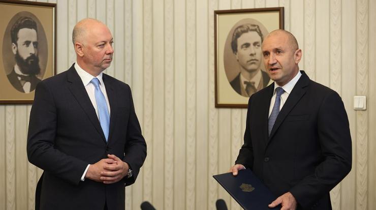 <p>Румен Радев връчи мандат за съставяне на правителство на ГЕРБ-СДС.</p>