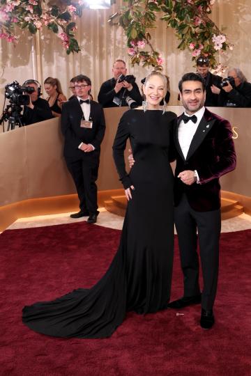 Любов на червения килим: Най-красивите звездни двойки на „Златните глобуси“ 2026 (СНИМКИ) - снимка 9