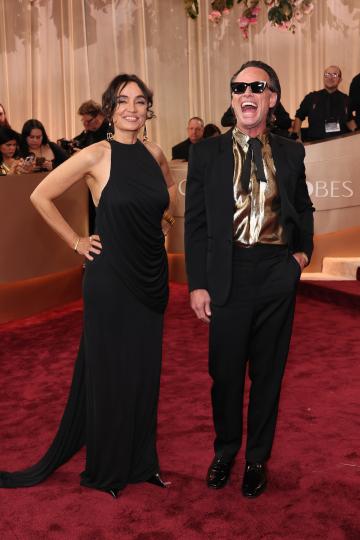 Любов на червения килим: Най-красивите звездни двойки на „Златните глобуси“ 2026 (СНИМКИ) - снимка 16