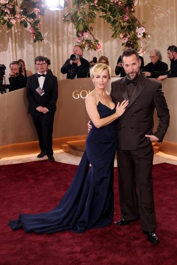 Любов на червения килим: Най-красивите звездни двойки на „Златните глобуси“ 2026 (СНИМКИ) - снимка 31