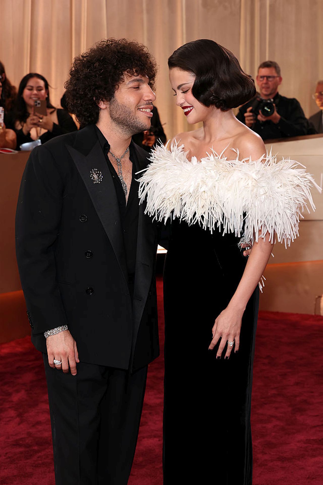 <p><strong>Селена Гомес и Бени Бланко&nbsp;</strong></p>

<p>Младоженците внесоха класически холивудски блясък на червения килим.</p>