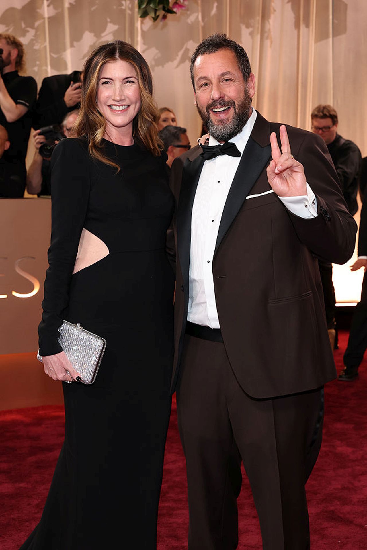 <p><strong>Адам Сандлър и Джаки Сандлър</strong></p>

<p>Звездата от &bdquo;Джей Кели&ldquo; доведе любимата си &ndash; съпругата си Джаки Сандлър &ndash; на голямото събитие. Актьорът бе номиниран за най-добра мъжка поддържаща роля във филм.</p>