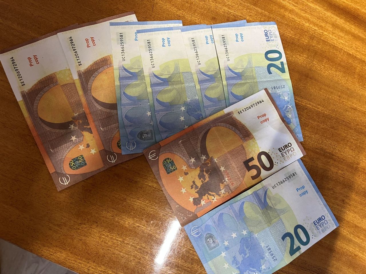 Младежи опитаха да пазаруват с фалшиво евро, купено от обява в интернет