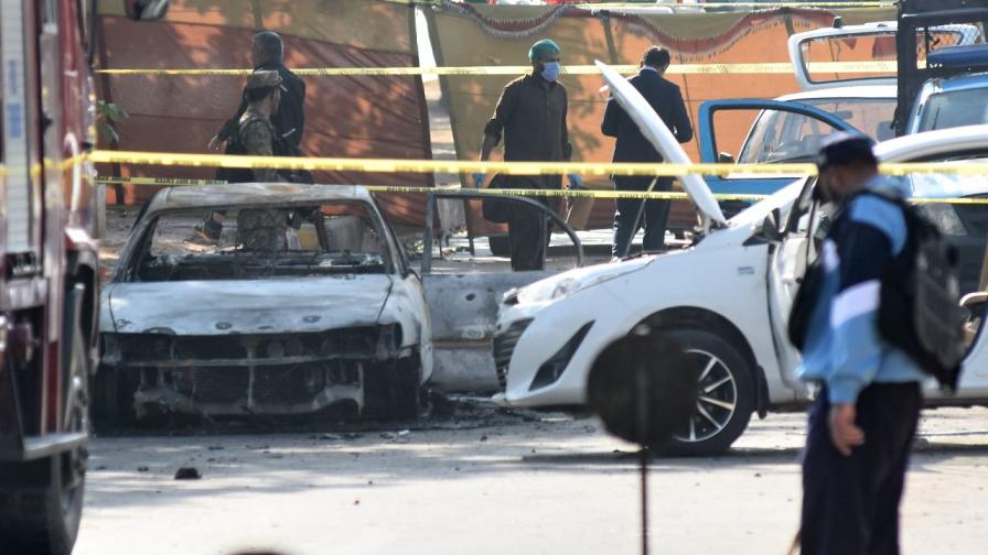 Крайпътна бомба уби шестима полицаи в Пакистан