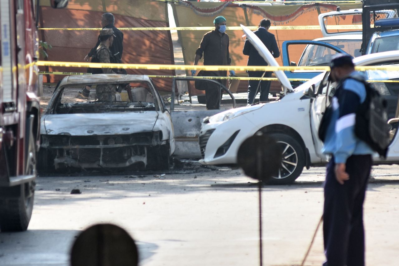 Крайпътна бомба уби шестима полицаи в Пакистан