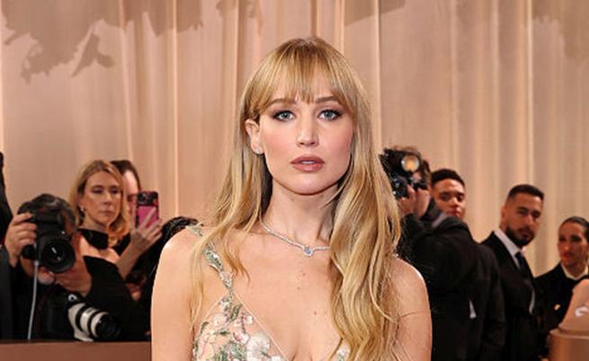 Дженифър Лорънс зашемети с прозрачна рокля на наградите „Златен глобус“