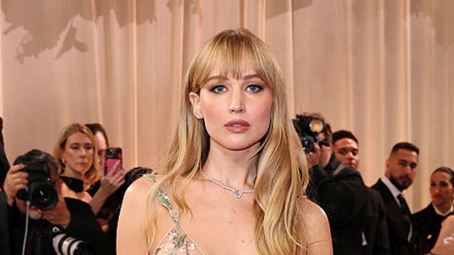 Дженифър Лорънс зашемети с прозрачна рокля на наградите „Златен глобус“