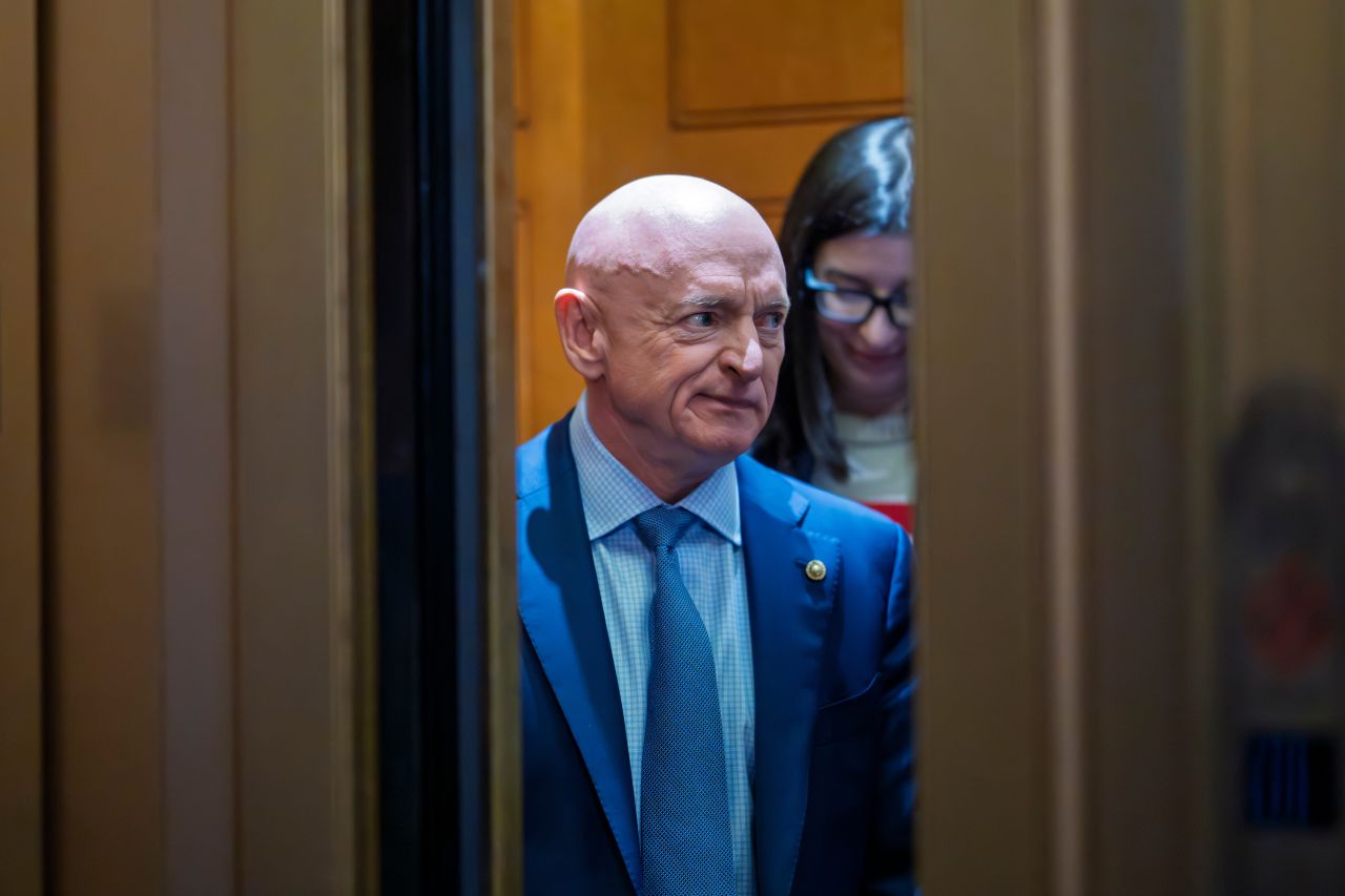 Американският сенатор Марк Кели заведе дело срещу Пентагона