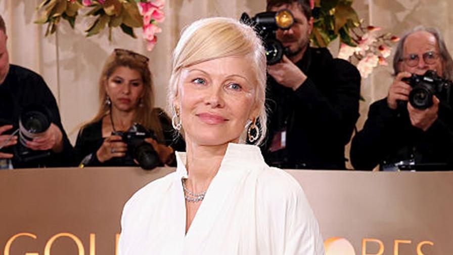Памела Андерсън наруши правилото си „без грим“ на Златните глобуси