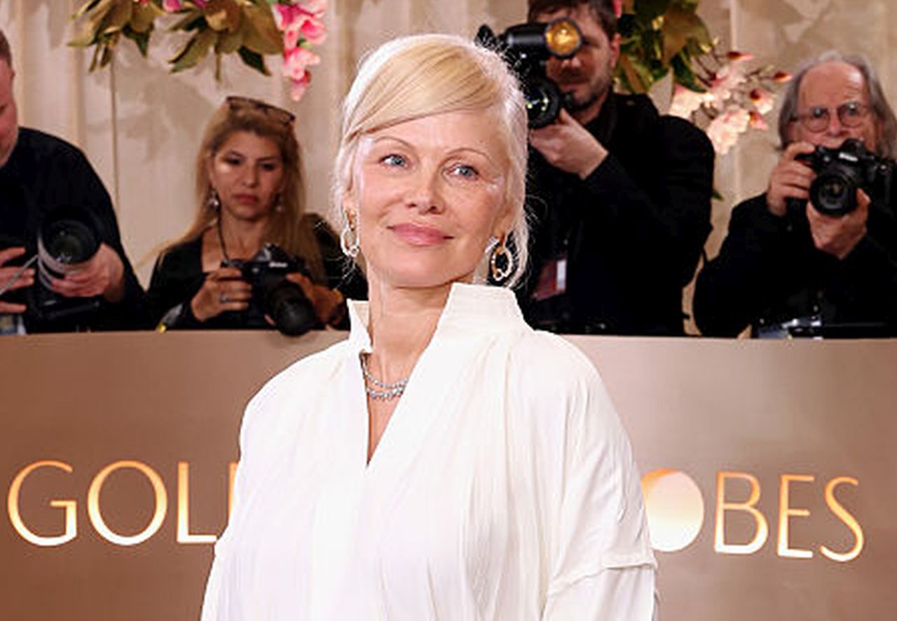 Памела Андерсън наруши правилото си „без грим“ на Златните глобуси