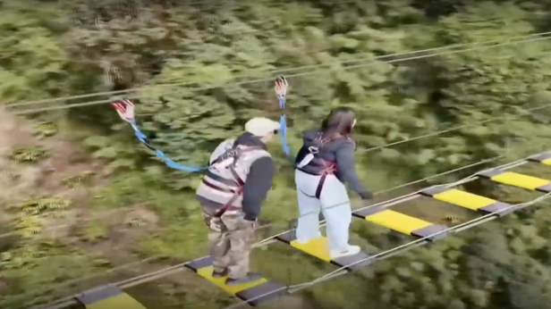 Екстремно предложение за брак над пропаст