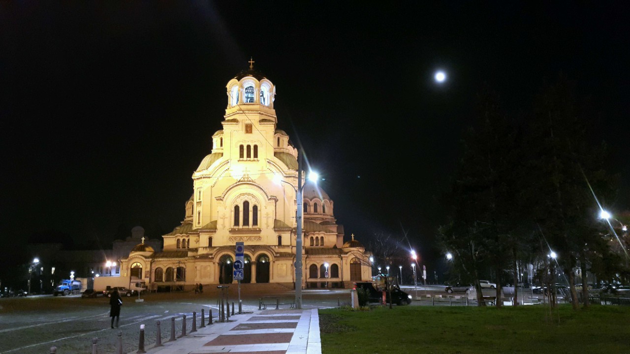 <p>Храм-паметник &bdquo;Александър Невски&ldquo; е символ на София &ndash; построен 1904&ndash;1912 г. по проект на Померанцев като благодарност към Русия, бомбардиран през ВСВ, с позлатени куполи (8+ кг злато), огромни размери и крипта-музей с икони и копие на съкровището Наги Сент Миклош.</p>