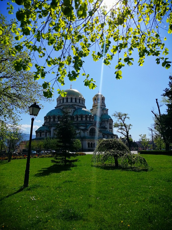 <p>Храм-паметник &bdquo;Александър Невски&ldquo; е символ на София &ndash; построен 1904&ndash;1912 г. по проект на Померанцев като благодарност към Русия, бомбардиран през ВСВ, с позлатени куполи (8+ кг злато), огромни размери и крипта-музей с икони и копие на съкровището Наги Сент Миклош.</p>