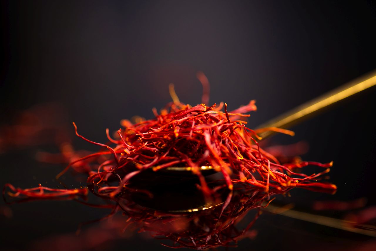 <p><strong>Шафран</strong></p>

<p>Известен още като &bdquo;червено злато&ldquo;, шафранът е най-скъпата подправка в света. Необходими са хиляди цветове, за да се получи само 1 килограм шафран.</p>