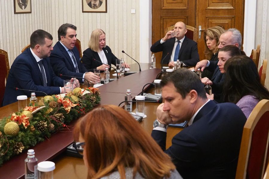 <p>От "Продължаваме Промяната-Демократична България" (ПП-ДБ) върнаха неизпълнен мандата за съставяне на правителство веднага след като го получиха от президента.</p>