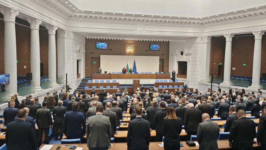 Депутатите почетоха с минута мълчание паметта на Димитър Пенев