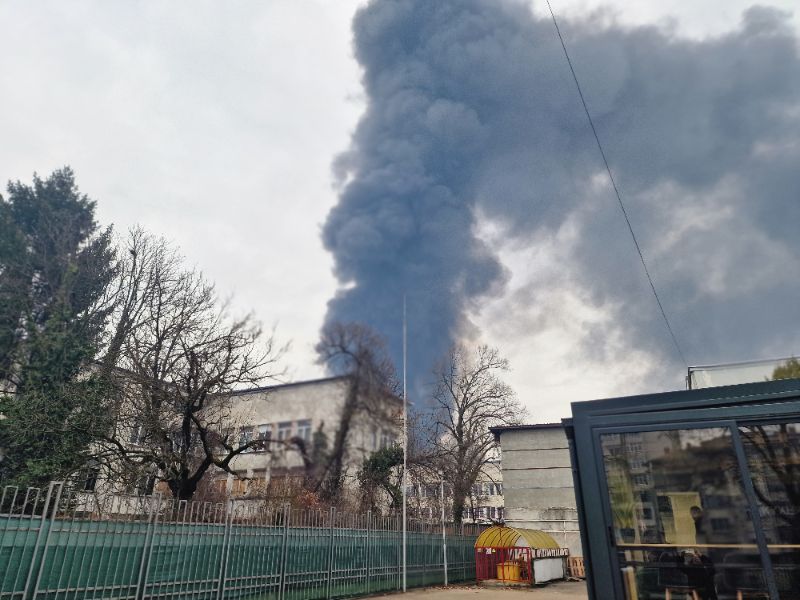 <p>Гори пожар в склад за текстилни материали на ул. &bdquo;Академик Ангел Балевски&ldquo; в Троян.</p>