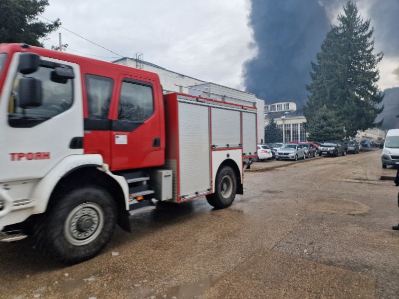 <p>Гори пожар в склад за текстилни материали на ул. &bdquo;Академик Ангел Балевски&ldquo; в Троян.</p>