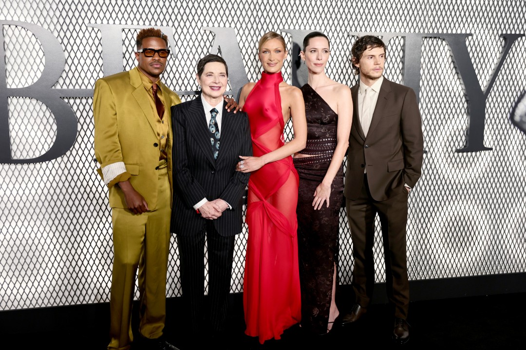 <p>Бела Хадид блесна на премиерата в Ню Йорк на новия сериал на Райън Мърфи &bdquo;Красавицата&ldquo;, който дебютира на 22 януари в Disney+ и разказва за агенти на ФБР, разследващи мистериозни смъртни случаи в света на висшата мода.</p>