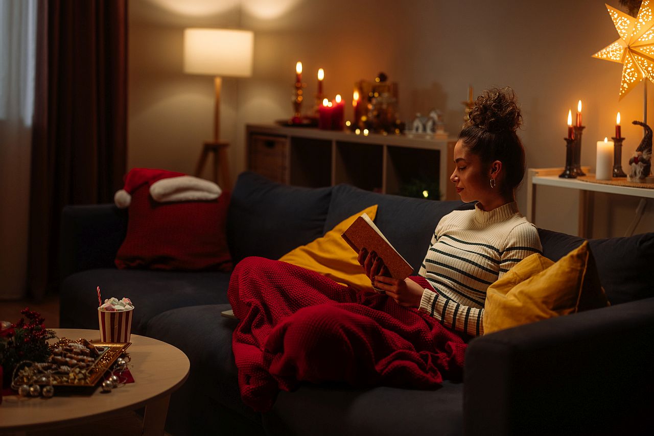 <p><strong>Hygge и Mys: изкуството на домашния уют</strong></p>

<p>Датският hygge и шведският mys са за създаване на атмосфера на топлина и сигурност. Когато навън се стъмни, скандинавците палят десетки свещи, завиват се във вълнени одеяла и пекат ароматни сладкиши с канела или кардамон.</p>