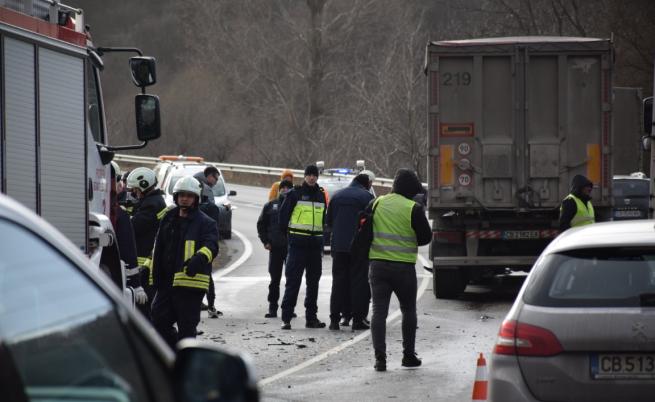 Катастрофа блокира пътя между Симитли и Банско