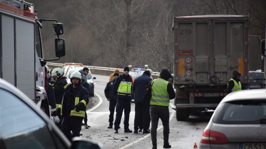Катастрофа блокира пътя между Симитли и Банско