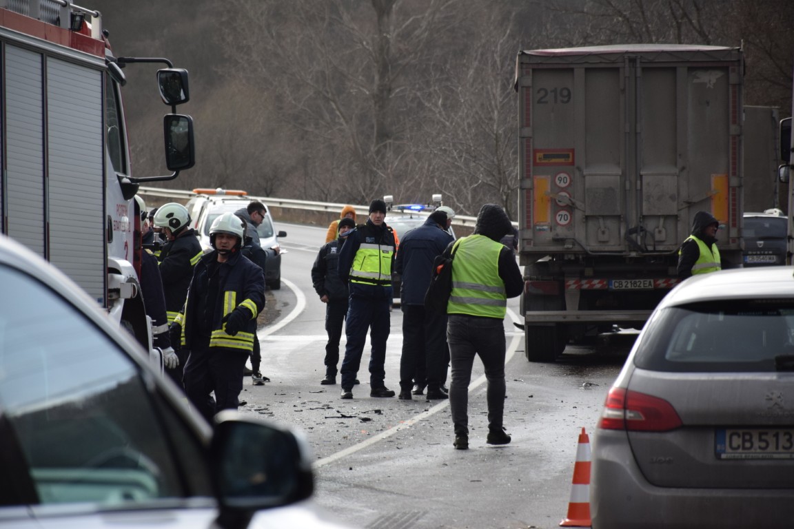 Катастрофа блокира пътя между Симитли и Банско