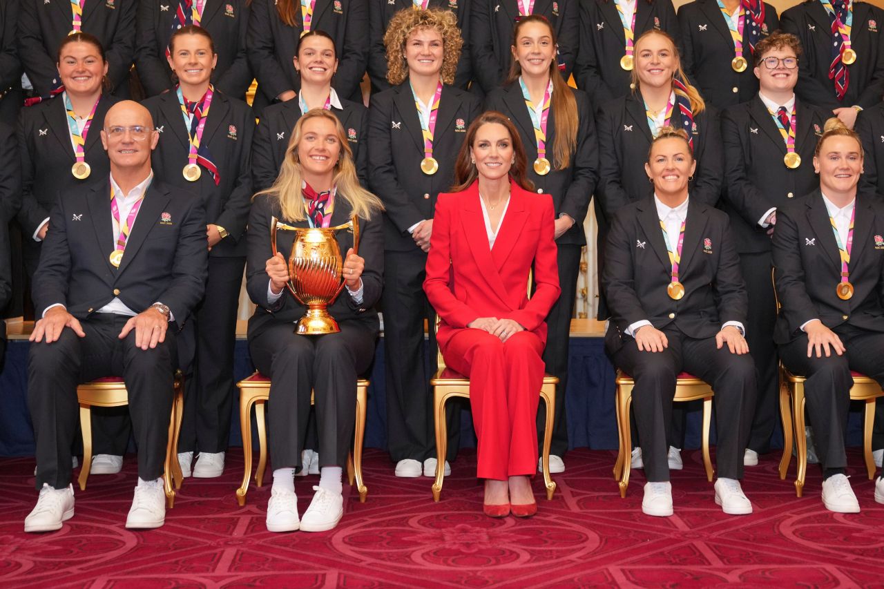 <p>Принцесата на Уелс посреща героините от женския отбор по ръгби на Англия и празнува тяхната световна победа.</p>