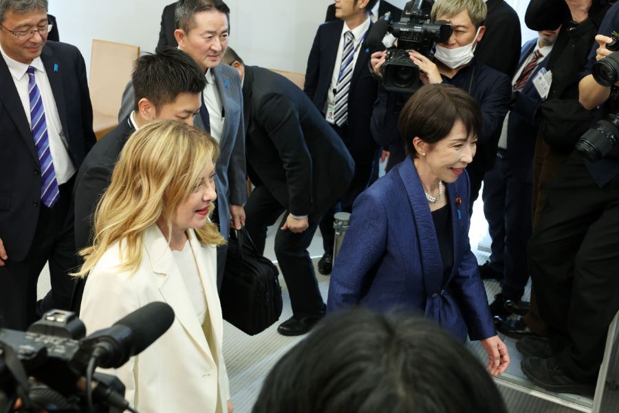 <p>Италианският премиер Джорджа Мелони, която е на посещение в Токио, беше изненадана с тържество за рождения си ден от своята японска колежка Санае Такаичи.</p>