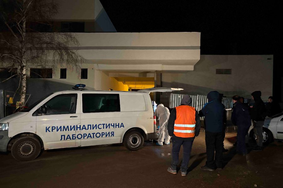 <p>Въоръжен грабеж на инкасо автомобил е извършен на жп гарата в град Ихтиман.</p>