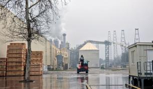 Напрежение пред „Кроношпан“ във Велико Търново, РИОСВ запечата завода