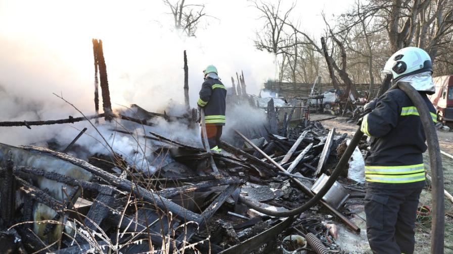 Пожар в конна база във Варна: Седем животни изгоряха