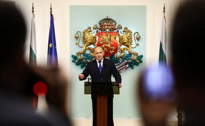 Стратегията на Радев: Как се влиза в битката за власт без собствена партия?