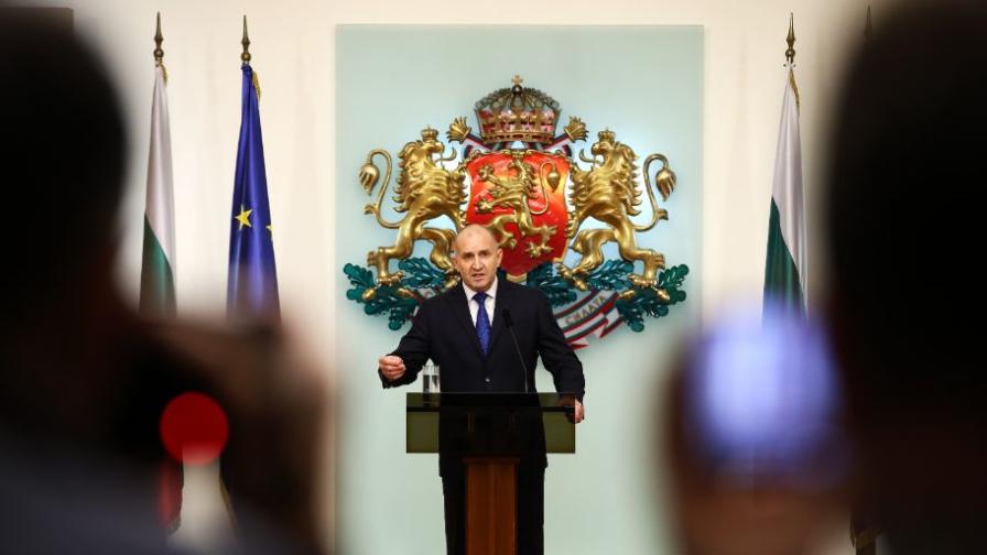 Как се излиза на избори с "чужда" партия и какви са опциите пред Румен Радев