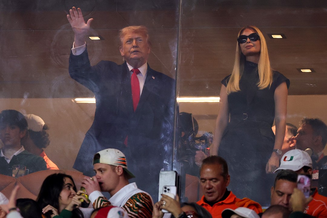 <p>Президентът Доналд Тръмп беше посрещнат с аплодисменти от спортните фенове в понеделник, когато присъства на Националното първенство от плейофите на колежанския футбол в Маями. В ложата заедно с главнокомандващия бяха забелязани дъщеря му Иванка Тръмп и четирима от внуците му.</p>